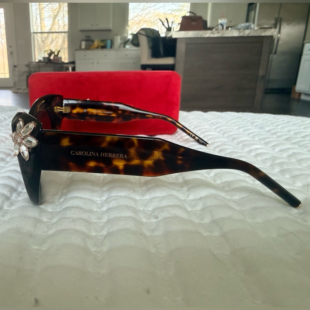 Carolina Herrera Cat Eye Sunglasses HERO215S Tortoise Floral + Case $398 - Picture 7 of 8